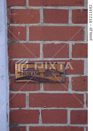 東日本大震災　函館金森赤レンガ倉庫のここまで津波が到達したというプレート（2箇所） 85211692