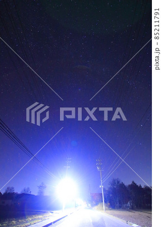 野辺山の夜景と冬のきれいな星空と輝く道路の外灯 85211791