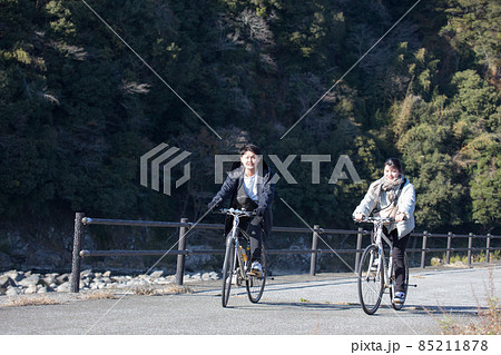 サイクリングをしている人 サイクリングをしている人 85211878