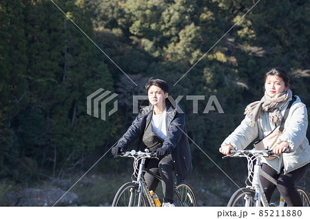 サイクリングをしている人 85211880