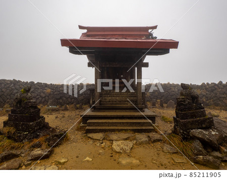 熊野岳山頂に建つ蔵王山神社社殿 (山形県、蔵王連峰) 熊野岳山頂に建つ蔵王山神社社殿 (山形県、蔵王連峰) 85211905