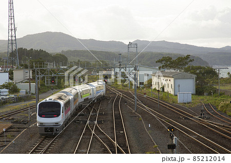 JR函館本線 森駅を発車する「特急ニセコ」号(ノースレインボーエクスプレス) JR函館本線 森駅を発車する「特急ニセコ」号(ノースレインボーエクスプレス) 85212014