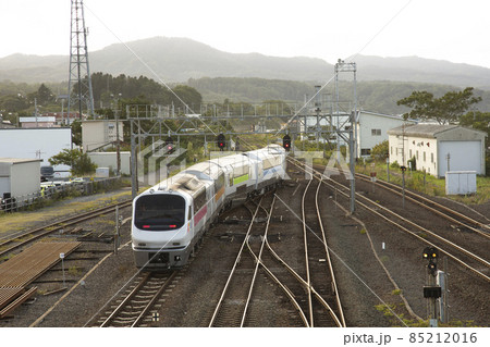 JR函館本線 森駅を発車する「特急ニセコ」号(ノースレインボーエクスプレス) JR函館本線 森駅を発車する「特急ニセコ」号(ノースレインボーエクスプレス) 85212016
