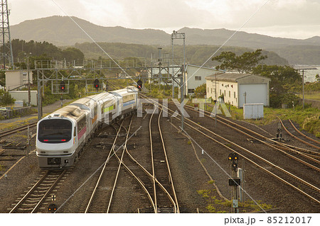 JR函館本線 森駅を発車する「特急ニセコ」号(ノースレインボーエクスプレス) JR函館本線 森駅を発車する「特急ニセコ」号(ノースレインボーエクスプレス) 85212017