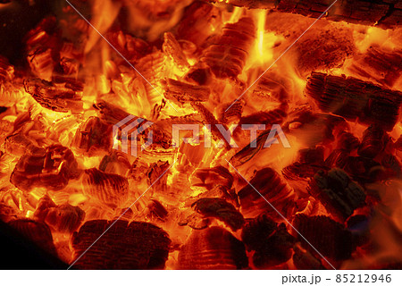 燃えたぎる炭火 燃えたぎる炭火 85212946