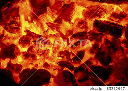 燃えたぎる炭火 85212947