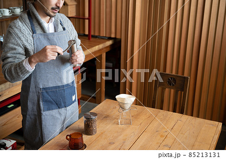 豆を挽くカフェのマスター風の日本人男性　コピースペースあり　顔無し 85213131