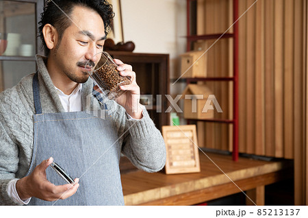 豆をかぐ違いのわかるカフェのマスター風の日本人男性　コピースペースあり 85213137