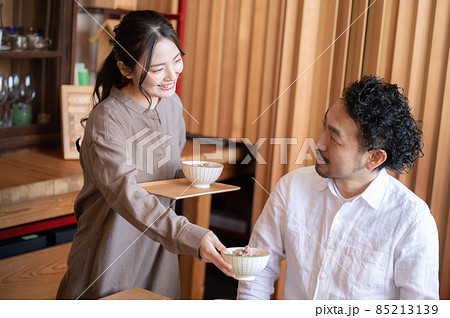 旦那さんにおかわりの配膳するかわいい日本人の新婚の奥さん 旦那さんにおかわりの配膳するかわいい日本人の新婚の奥さん 85213139