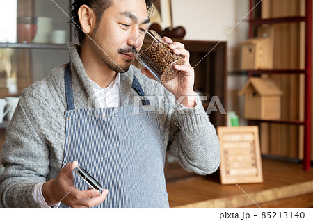 豆をかぐ違いのわかるカフェのマスター風の日本人男性 クローズアップ コピースペースあり 豆をかぐ違いのわかるカフェのマスター風の日本人男性 クローズアップ コピースペースあり 85213140
