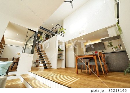 広い吹き抜け階段がある新築住宅 広い吹き抜け階段がある新築住宅 85213146