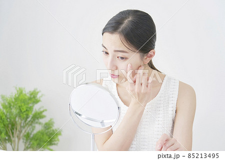 鏡を見る女性　肌トラブル 85213495