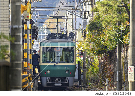 江ノ電500形電車 鎌倉市由比ヶ浜駅 晩秋の写真素材