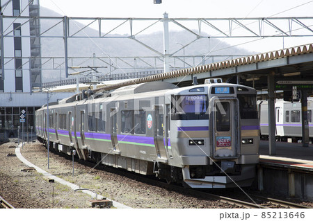 発車を待つ「はこだてライナー（733系1000番台）」　JR函館駅にて 85213646