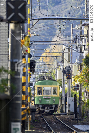 江ノ電300形電車 【鎌倉市由比ヶ浜駅】 晩秋 江ノ電300形電車 【鎌倉市由比ヶ浜駅】 晩秋 85214070