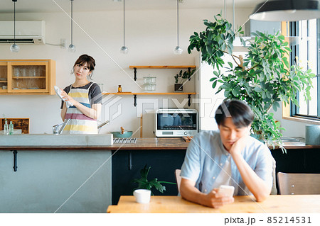 スマホを見る男性と疑う女性 85214531