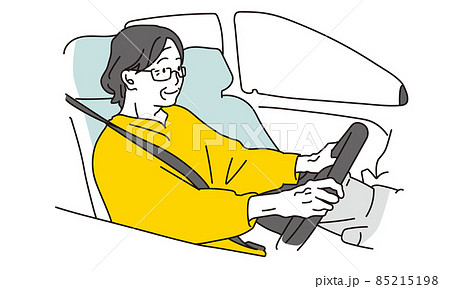 自動車を運転する高齢者女性 85215198