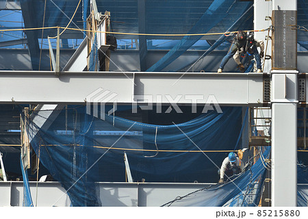 鉄骨組み立て作業風景　落下防止ネットの取り付け 85215880
