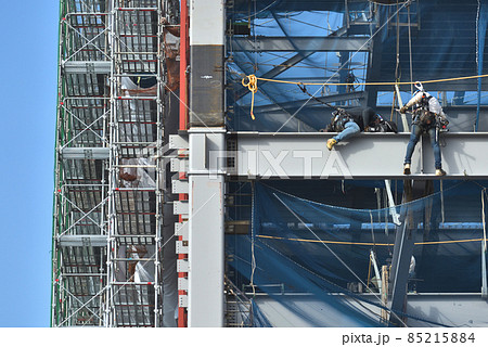 鉄骨組み立て作業風景 梁の固定 鉄骨組み立て作業風景 梁の固定 85215884
