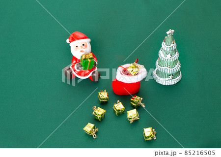 ミニチュアのサンタ、長靴、クリスマスツリーのテーブルフォト ミニチュアのサンタ、長靴、クリスマスツリーのテーブルフォト 85216505