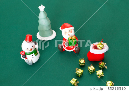 ミニチュアのサンタ、長靴、雪だるま、クリスマスツリーのテーブルフォト ミニチュアのサンタ、長靴、雪だるま、クリスマスツリーのテーブルフォト 85216510