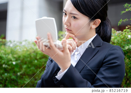 スーツを着た女性　就活　肌荒れ 85216719