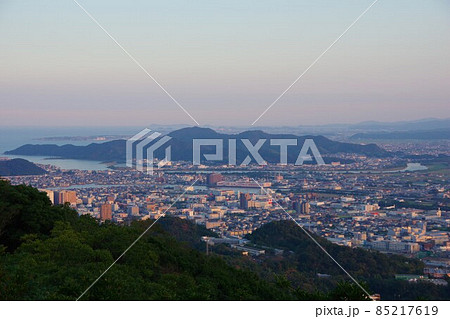 徳島県 夕方に眉山公園から日峰山方面を望む 徳島県 夕方に眉山公園から日峰山方面を望む 85217619