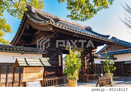 冬の徳川園、黒門の松飾り〈愛知県名古屋市〉 85218137