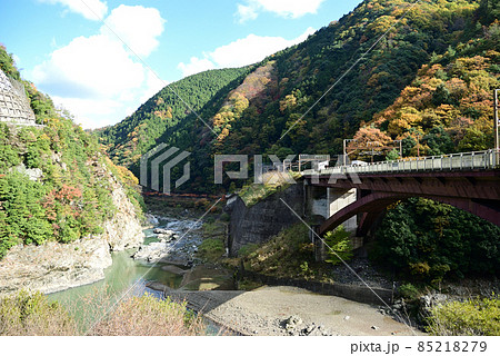 保津川を跨ぐ橋梁上の保津峡駅 保津川を跨ぐ橋梁上の保津峡駅 85218279