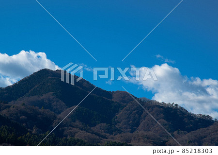 青空と山並み 85218303