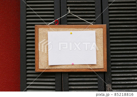 コルクボードに白い紙を貼って吊り下げた看板 85218816
