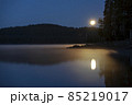 メディスンレークの湖面に映える月の入り 85219017