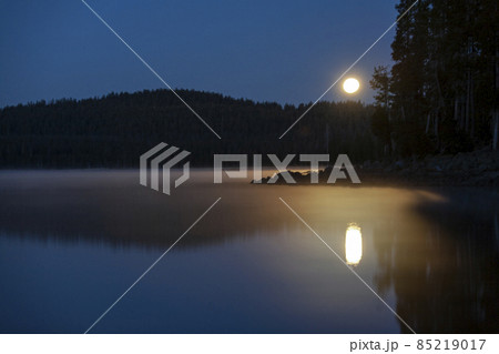 メディスンレークの湖面に映える月の入り 85219017