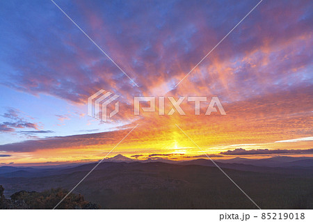 メディスンレークの夕焼けとシャスタ山 85219018