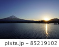 河口湖畔から見た雄々しい冬の富士山と夕日 85219102