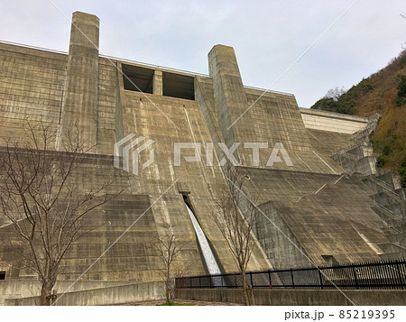 展望台の機能も有する神戸市北区の石井ダムを下部より見上げる 横位置 別アングル 展望台の機能も有する神戸市北区の石井ダムを下部より見上げる 横位置 別アングル 85219395