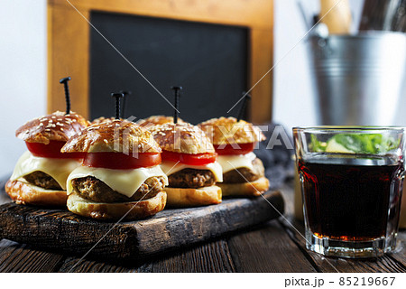 mini hamburgers sliders, mini burgers on board mini hamburgers sliders, mini burgers on board 85219667