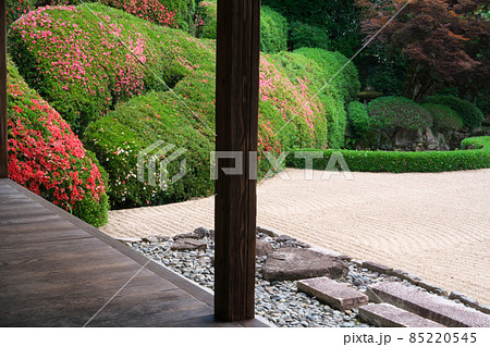 【瀬戸内三十三観音霊場】第十三番　頼久寺方丈の縁側から見たサツキの花咲く庭　岡山県高梁市 85220545