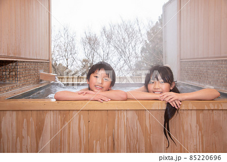 温泉に入る小学生の男の子と女の子 85220696
