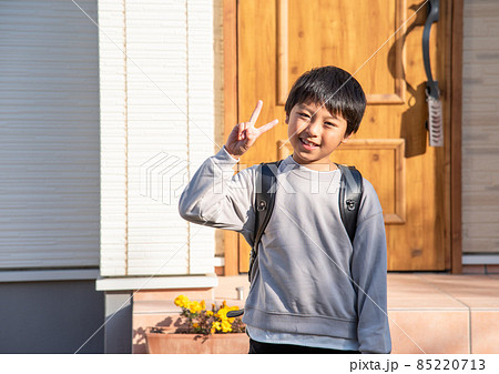 家に帰る小学生の男の子 85220713