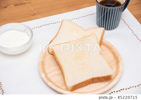 朝食のトーストとコーヒー 85220715