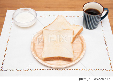 朝食のトーストとコーヒー 朝食のトーストとコーヒー 85220717