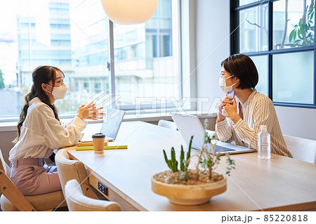 ミーティングする女性 ミーティングする女性 85220818