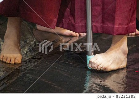女子高生 裸足 足指 半紙の上に立つ女子高生の写真素材 [82168506] - PIXTA