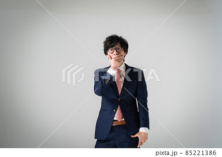 ビジネスマン　驚く 85221386