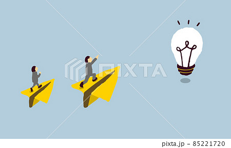 紙飛行機でゴールに向かう二人のビジネスマン 紙飛行機でゴールに向かう二人のビジネスマン 85221720