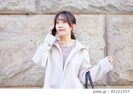 外で電話をする女性 外で電話をする女性 85222357