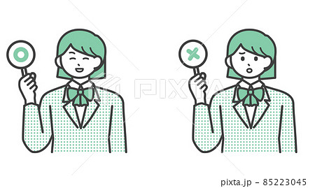 まるとばつの札を持つ学生の女の子のイラスト素材 まるとばつの札を持つ学生の女の子のイラスト素材 85223045