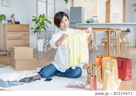 リビングで衣類の整理をする主婦 リビングで衣類の整理をする主婦 85224471