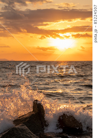 波しぶきと夕日 波しぶきと夕日 85224507